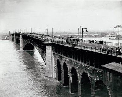 Tráfico peatonal y de tranvías en el Puente Eads durante la inundación de 1903 de Unknown